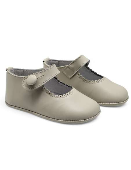 Zapatito de bebé en piel beige – cierre de botón elástico – Fabricado en España