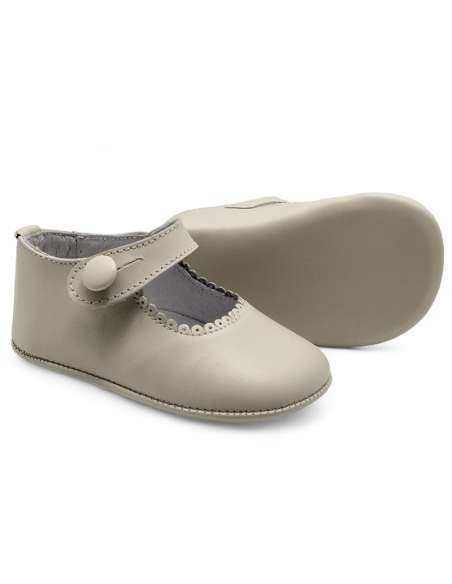 Zapatito de bebé en piel beige – cierre de botón elástico – Fabricado en España