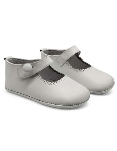 Zapatito de bebé en piel blanca – cierre de botón con elástico – Fabricado en España