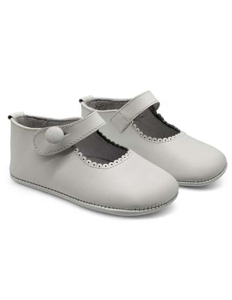 Zapatito de bebé en piel blanca – cierre de botón con elástico – Fabricado en España