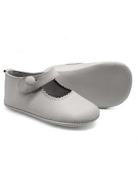 Zapatito de bebé en piel blanca – cierre de botón con elástico – Fabricado en España