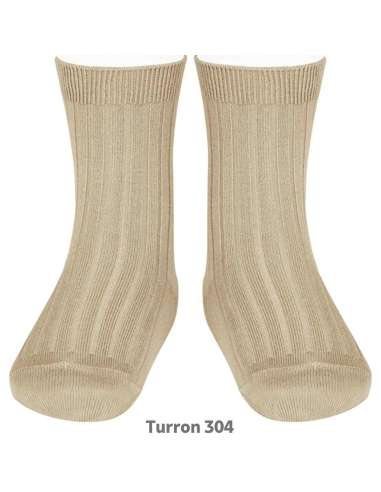 Short ribbed ankle socks in nougat color