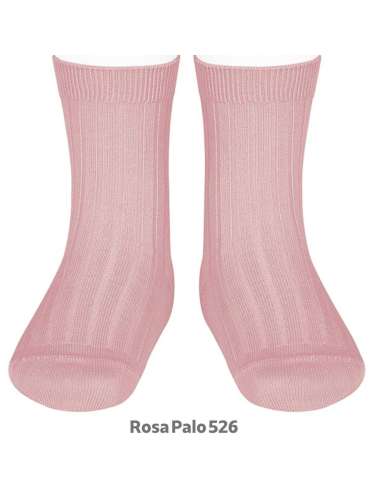 Short ribbed ankle socks in dusty pink color