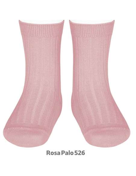 Short ribbed ankle socks in dusty pink color