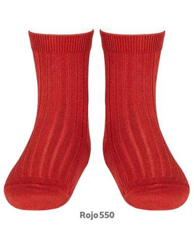 Short ribbed ankle socks in red color