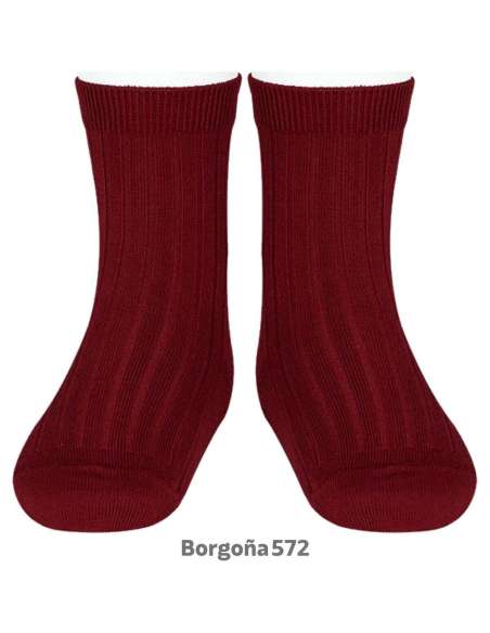 Short ribbed ankle socks in burgundy color