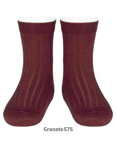 Short ribbed ankle socks in maroon color