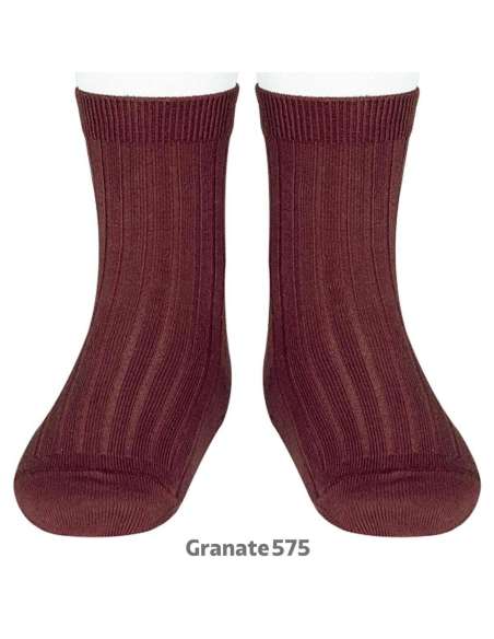 Short ribbed ankle socks in maroon color